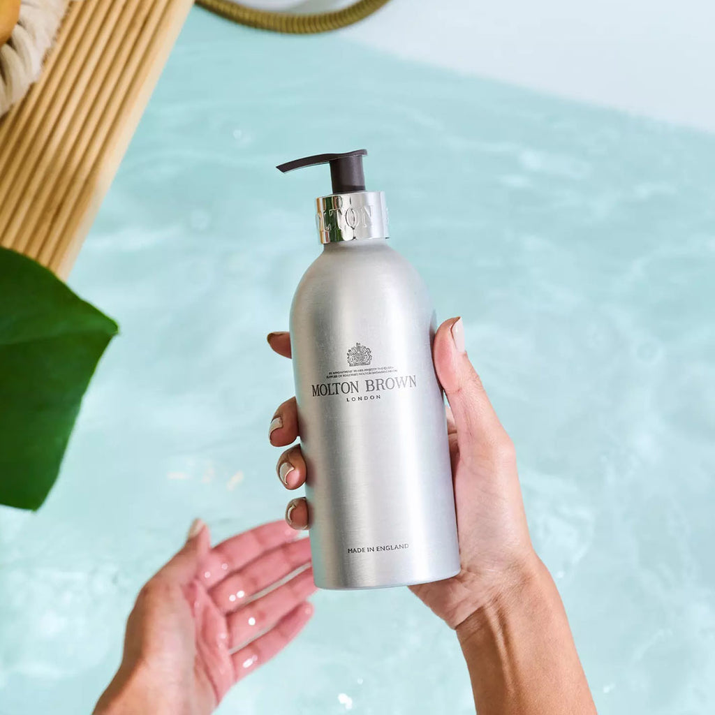 INFINITE BOTTLE RE-CHARGE BLACK PEPPER BATH & SHOWER GEL silber