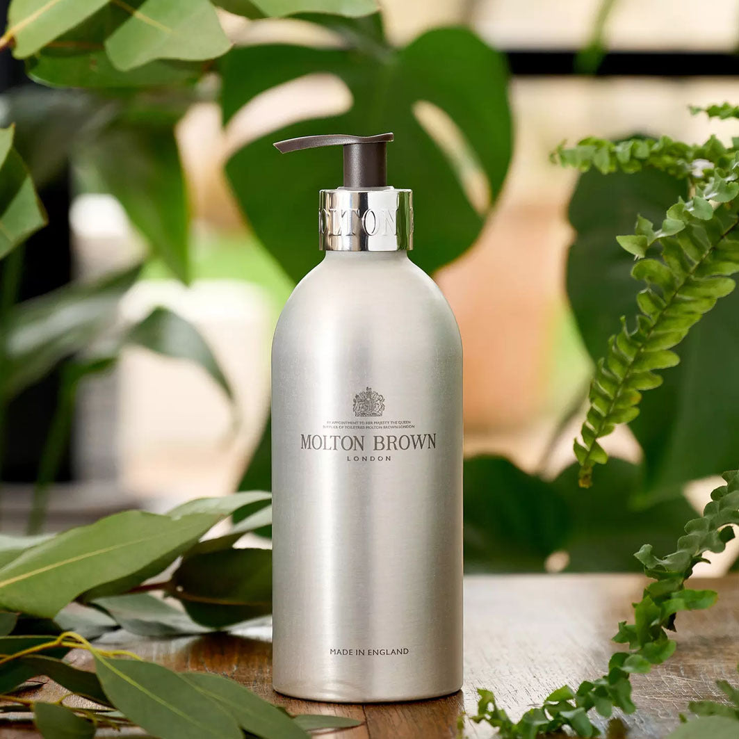 INFINITE BOTTLE RE-CHARGE BLACK PEPPER BATH & SHOWER GEL silber