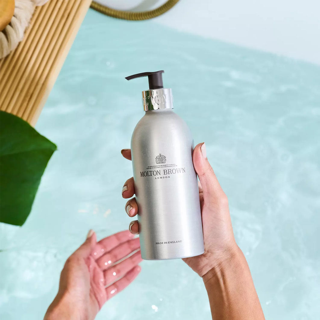 INFINITE BOTTLE FIERY PINK PEPPER BATH & SHOWER GEL silber