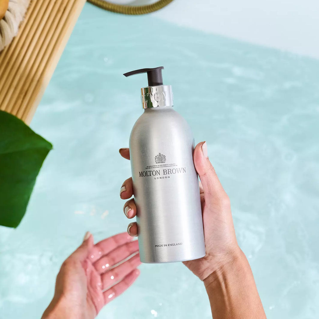 INFINITE BOTTLE COASTAL CYPRESS & SEA FENNEL BATH & SHOWER GEL silber