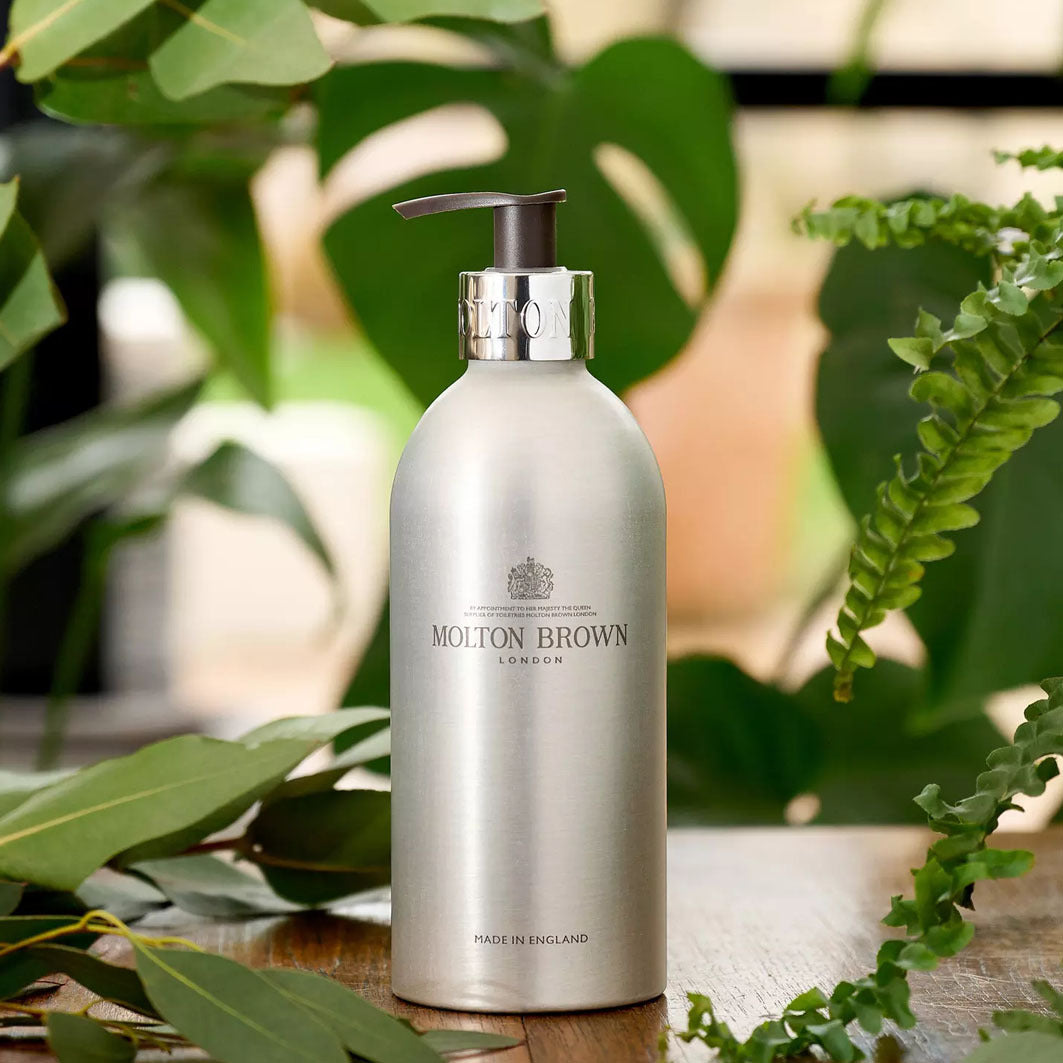 INFINITE BOTTLE COASTAL CYPRESS & SEA FENNEL BATH & SHOWER GEL silber